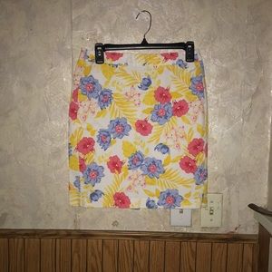 4/$10🌻🌻Multi color  floral old navy skirt